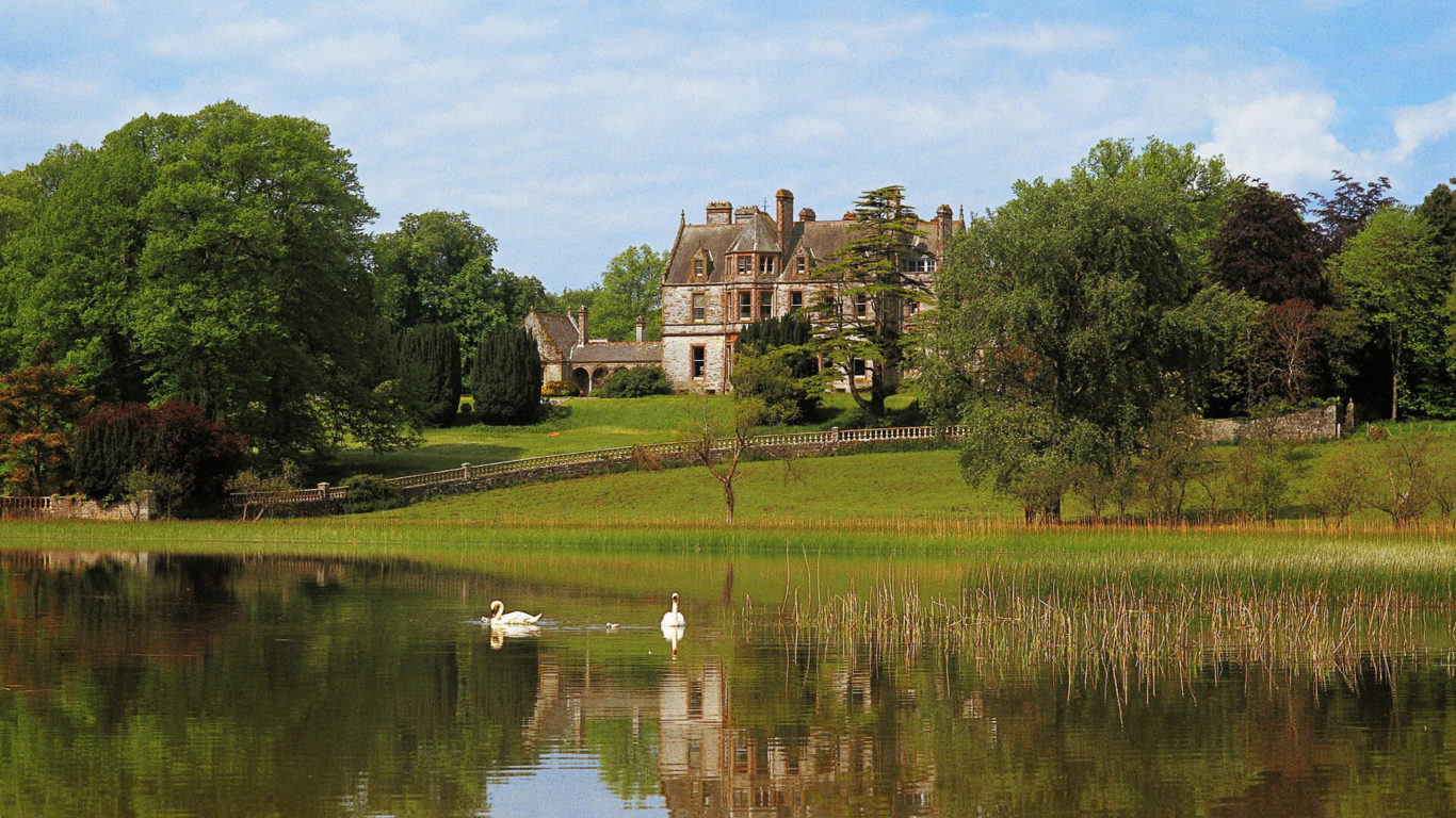 Exteriors Castle with swans on lake